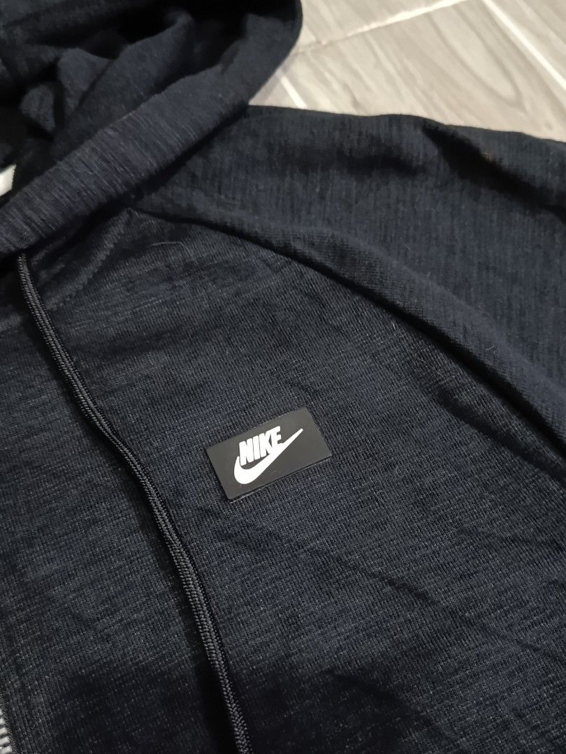 NIKE BOX LOGO HOODIE ZIP JACKET (freeshipping) (Category: Coats, Jackets and Outerwear) located in Quezon City. Submitted by gyl-stop (Listing ID 1461128122, Image 3). Description: free shipping 19.5 x 28 excellent condi cr: 9.8/10 issue: none.