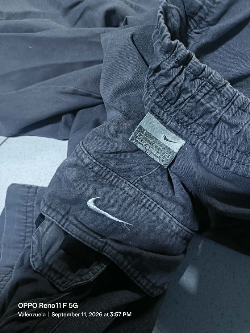 Nike Cargo Shorts Men's Size L Grey (Category: Shorts) located in Valenzuela. Submitted by thrift_ko_cedie222 (Listing ID 1461155584, Image 2). Description: - Grey Nike cargo shorts - Elastic waistband with drawstring - Multiple pockets, including side cargo pockets - Comfortable fit - Ideal for casual wear or sports.