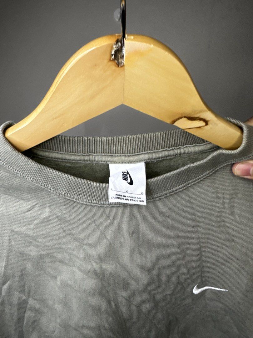 NIKE CREWNECK (Category: Coats, Jackets and Outerwear) located in Molave. Submitted by thriftmate13 (Listing ID 1461136855, Image 2). Description: .