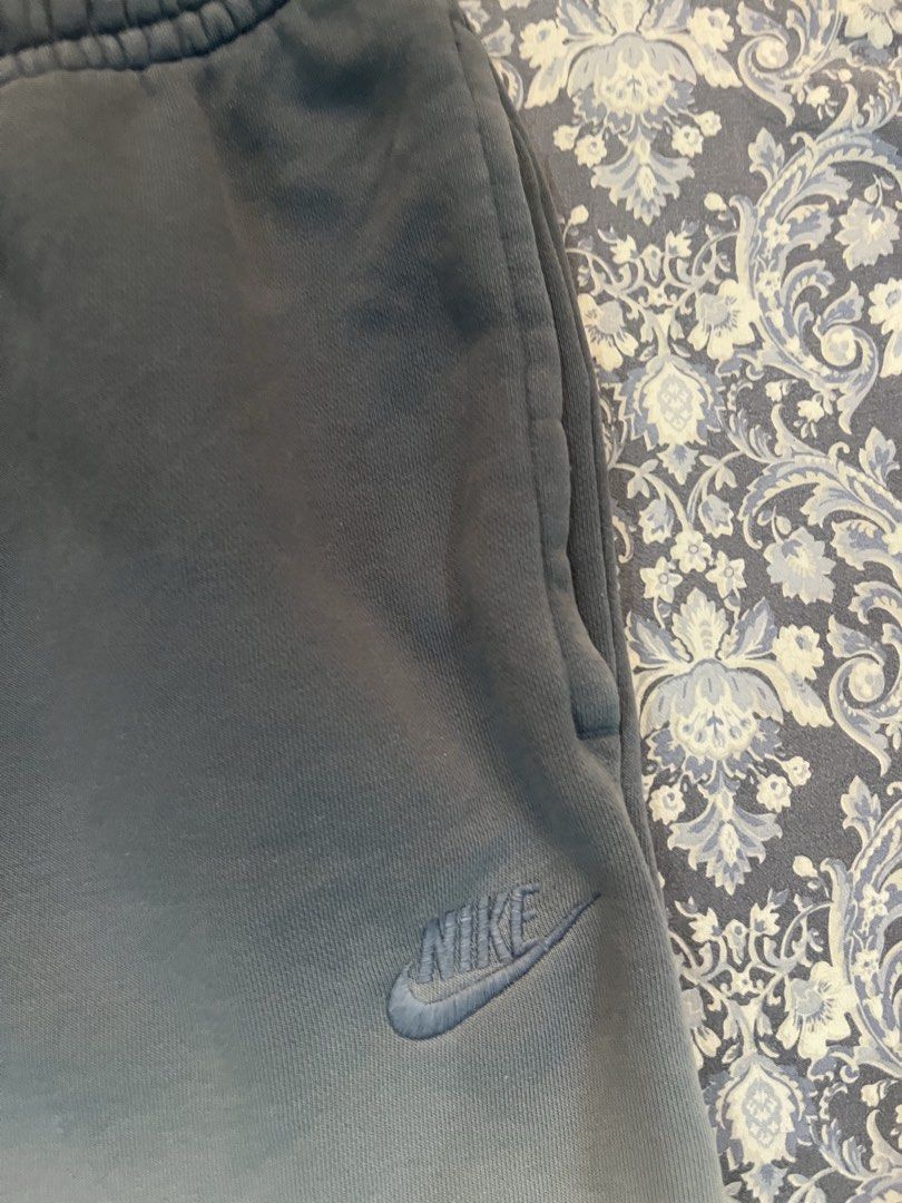 Nike Dip-Dye Sweat Shorts Size L (Category: Shorts) located in Batangas. Submitted by gavsandrix (Listing ID 1461145910, Image 3). Description: - Nike sweat shorts - Cool dip-dye effect (grey to off-white gradient) - Elastic waistband with drawstring - Comfortable cotton and polyester blend - Perfect for lounging or casual wear.