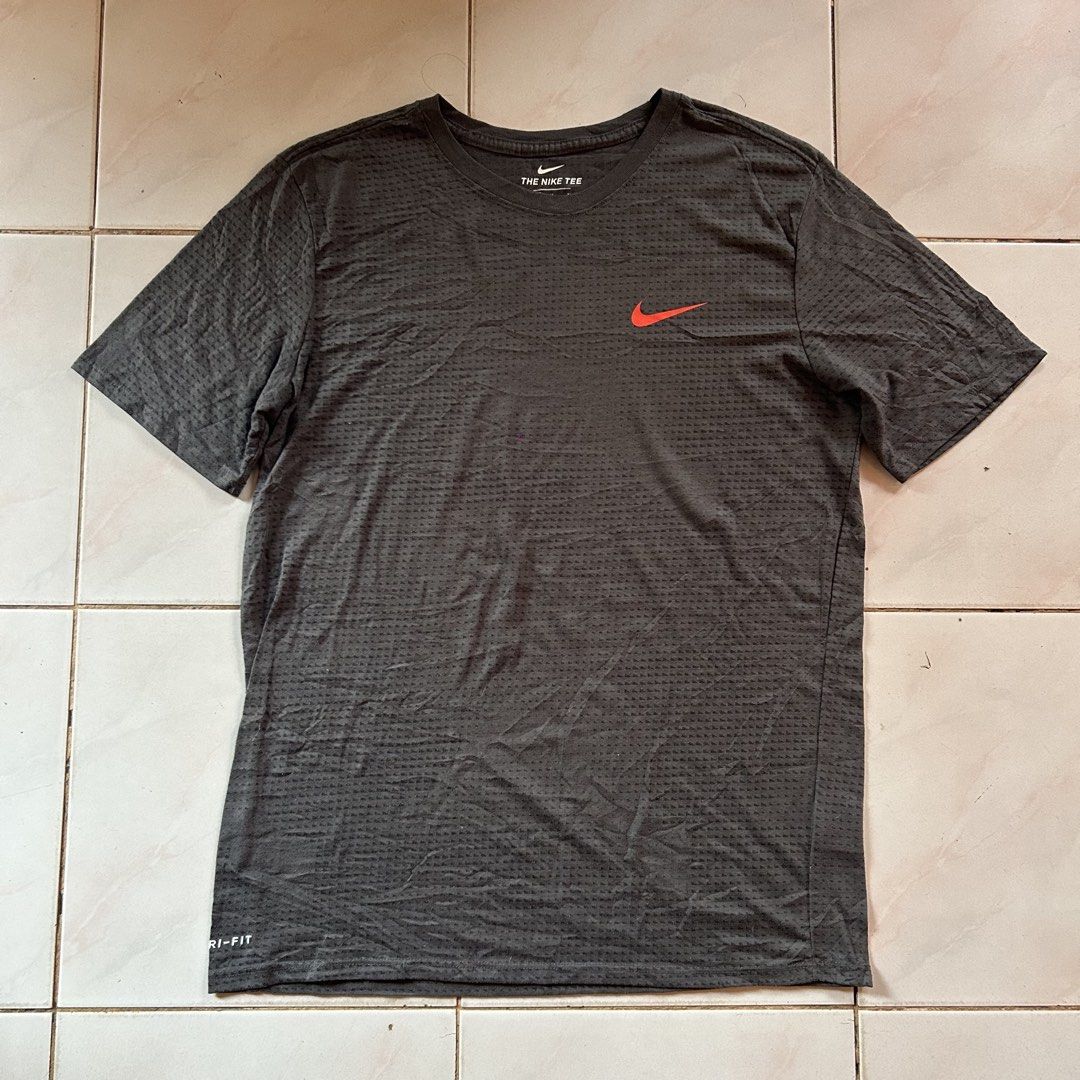 Nike Dri-FIT 🔥 (Category: Tshirts & Polo Shirts ) located in Jinoba-an. Submitted by eegiboy (Listing ID 1461151804, Image 1). Description: - Grey Nike Dri-FIT T-Shirt - Features iconic Nike swoosh logo - Dri-FIT technology for sweat-wicking comfort - Athletic cut for a great fit - Ideal for workouts and casual wear - Size: Medium Wts: Nike Dri-fit shirt 🔥 Medium size Excellent condition 🥵 Needwash 😉 450plussf Dm me if interested 📩 Thankyou�
