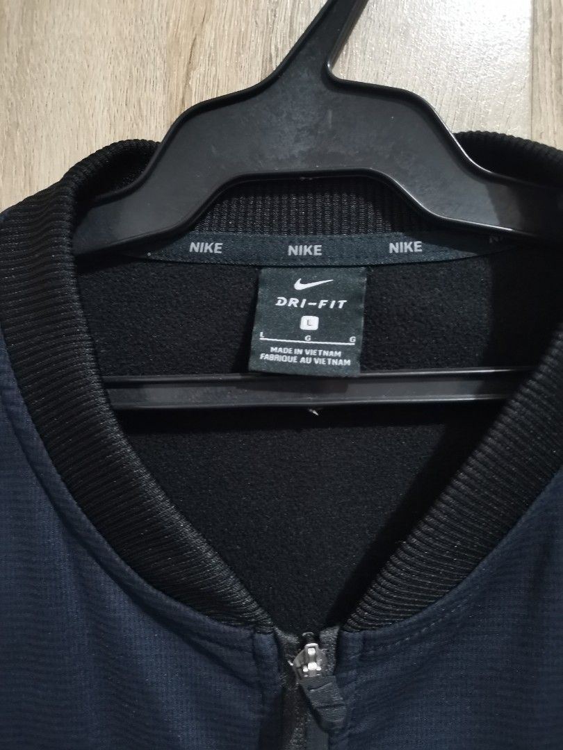 Nike Dri-FIT Bomber Jacket Navy Blue Size L (Category: Coats, Jackets and Outerwear) located in Batangas. Submitted by webzvill (Listing ID 1461275939, Image 3). Description: - Navy blue Nike Dri-FIT bomber jacket - Dimes: 21x26.5 - Needs wash - Issue: please check last photos - Two front zip pockets - Ribbed collar, cuffs, and hem - Ideal for workouts or casual wear - Made in Vietnam.