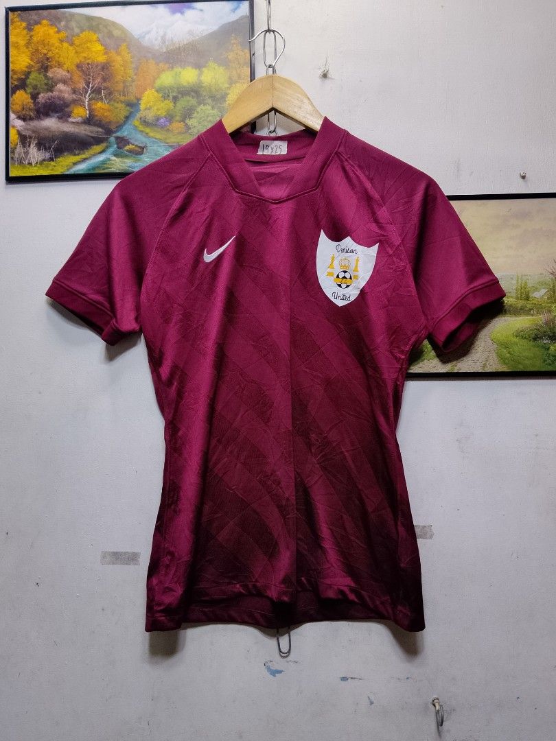 nike jersey tee (Category: Tshirts & Polo Shirts ) located in Valenzuela. Submitted by joshwrldselection (Listing ID 1461246962, Image 1). Description: small excellent condition minimal crack check pic thrift..