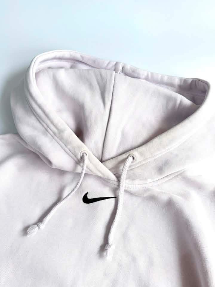 NIKE MID SWOOSH PULL OVER HOODIE (Category: Coats, Jackets and Outerwear) located in Cavite. Submitted by chooseyouroutfit (Listing ID 1461245729, Image 3). Description: NIKE MID SWOOSH PULLVOVER HOODIE Fav✨ - parang light purple or purple white kulay Length: 26.5 Width: 23 Colorate: 9.5 or better Issue: Check comment need wash - washable Check detailed pictures in comment Price direct message me 📩.