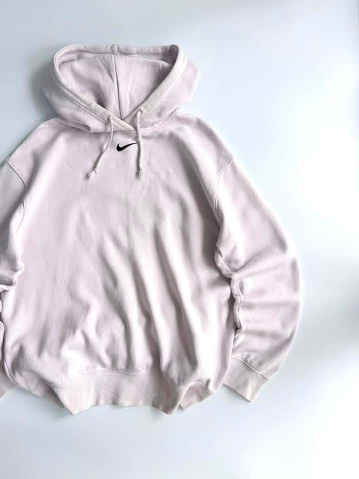 NIKE MID SWOOSH PULL OVER HOODIE (Category: Coats, Jackets and Outerwear) located in Cavite. Submitted by chooseyouroutfit (Listing ID 1461245729, Image 2). Description: NIKE MID SWOOSH PULLVOVER HOODIE Fav✨ - parang light purple or purple white kulay Length: 26.5 Width: 23 Colorate: 9.5 or better Issue: Check comment need wash - washable Check detailed pictures in comment Price direct message me 📩.