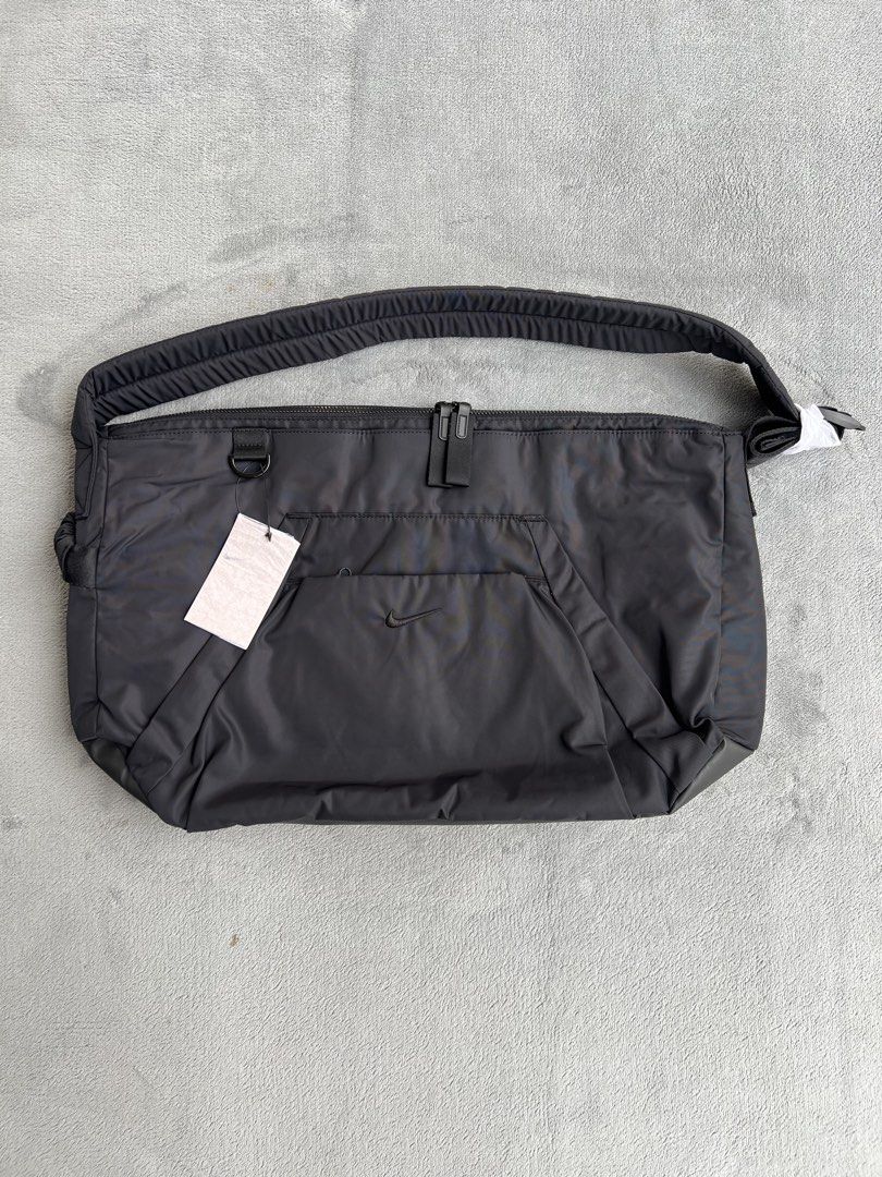 Nike One Tote Bag 25L Black (Category: Tote Bags) located in Malabon City. Submitted by jimmmys.stuff (Listing ID 1461115725, Image 1). Description: - For Sale - Nike One Tote Bag 25L Pink Perfect for travel Black - P3,250 (SRP P5,295) Brand New & Original Location: South Caloocan/Malabon/Quezon City.