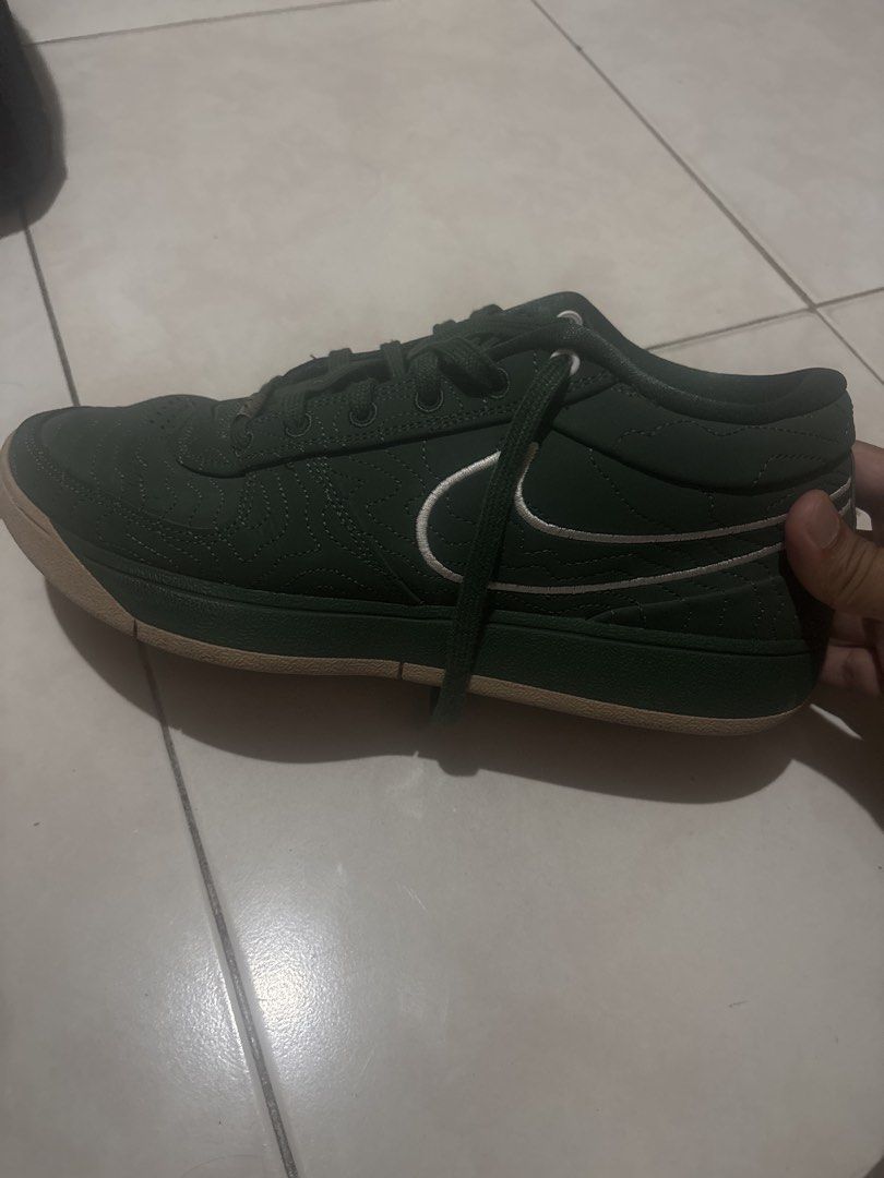 Nike SB Dunk Low Green (Category: Sneakers) located in Agdangan. Submitted by eggsy__ (Listing ID 1461296427, Image 3). Description: - Green Nike SB Dunk Lows - Classic silhouette - Includes original box - Ideal for skating and casual wear - Features matching green laces - Original box has a signature on it.
