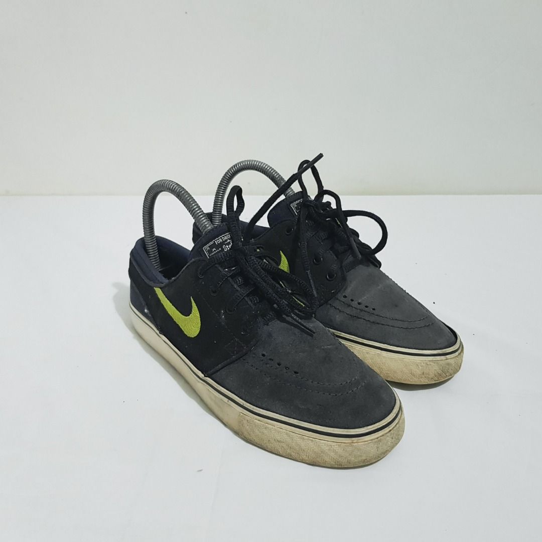 Nike SB Stefan Janoski (Category: Sneakers) located in Cebu City. Submitted by dwightmendozasr (Listing ID 1461129252, Image 3). Description: Nike SB Stefan Janoski size 7 women , 23.0cm -issue: needs full restore and reglue (soles has NOT hardened so magagamit pa if reglued) Php 300.00 + shipping fee Code: SHOES0105.