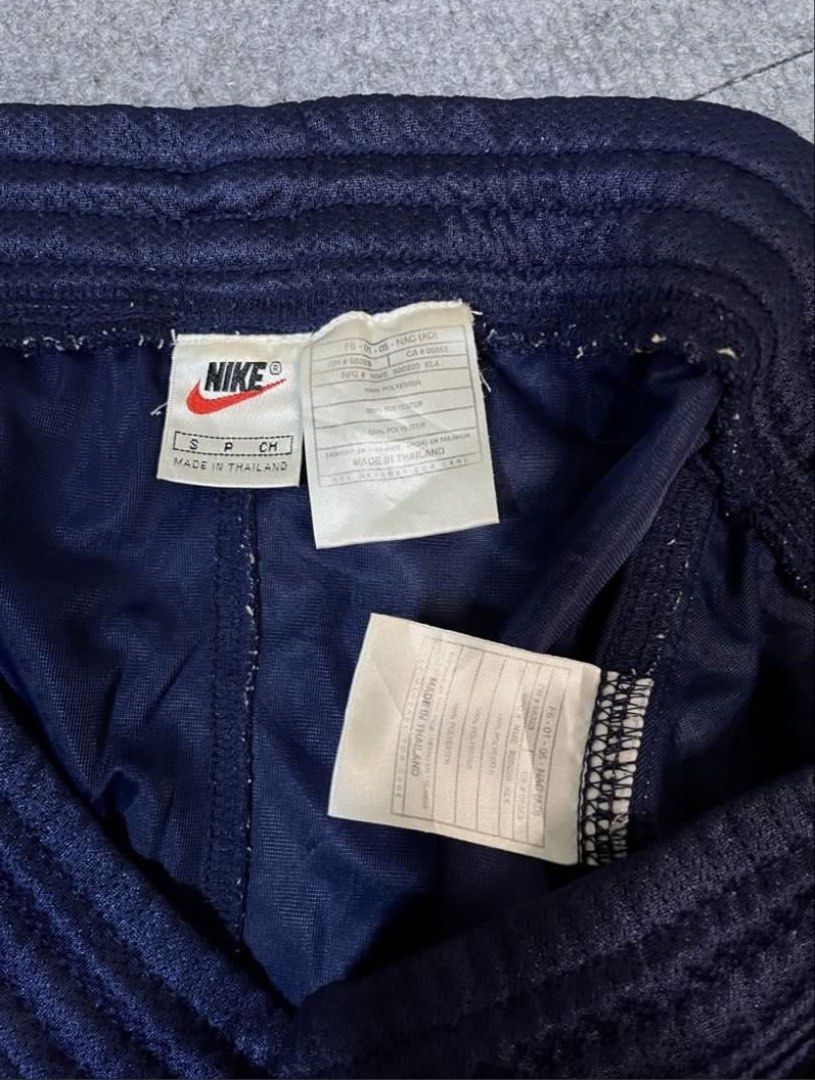 Nike Vintage Short (Category: Shorts) located in Iba. Submitted by gotmethrift (Listing ID 1461238441, Image 3). Description: VINTAGE NIKE BASKETBALL WAISTLINE:30-32 LENGTH: 20 LEGHOLE: 12 EXCELLENT CONDITION .