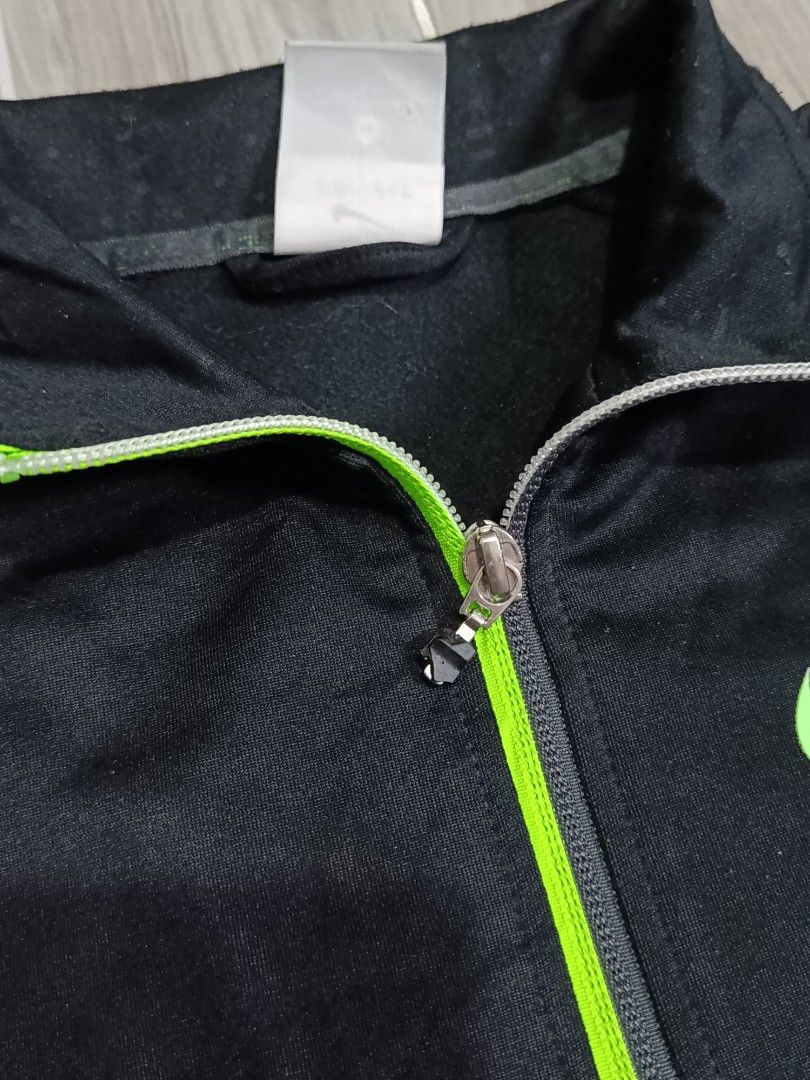 NIKE X KOBE DRIFIT TRACK JACKET (freeshipping) (Category: Coats, Jackets and Outerwear) located in Quezon City. Submitted by gyl-stop (Listing ID 1461136730, Image 3). Description: free shipping 18 x 23 excellent condi cr: 9.5/10 issue: putol puller sa zipper pero working pa zipper.