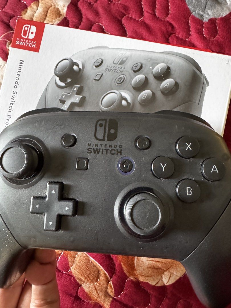 Nintendo Switch Pro Controller (Category: Controllers) located in Shah Alam. Submitted by peppermintlah (Listing ID 1461129871, Image 2). Description: Nak letgo controller Nintendo Switch Baru guna 2-3 kali je Condition tiptop TAK PERNAH jatuh @ terhempas Selfpickup only Seksye 7 Shah Alam - Nintendo Switch Pro Controller - Excellent working condition - Minor cosmetic scuffs from normal use - Plenty of life left - Includes original box.
