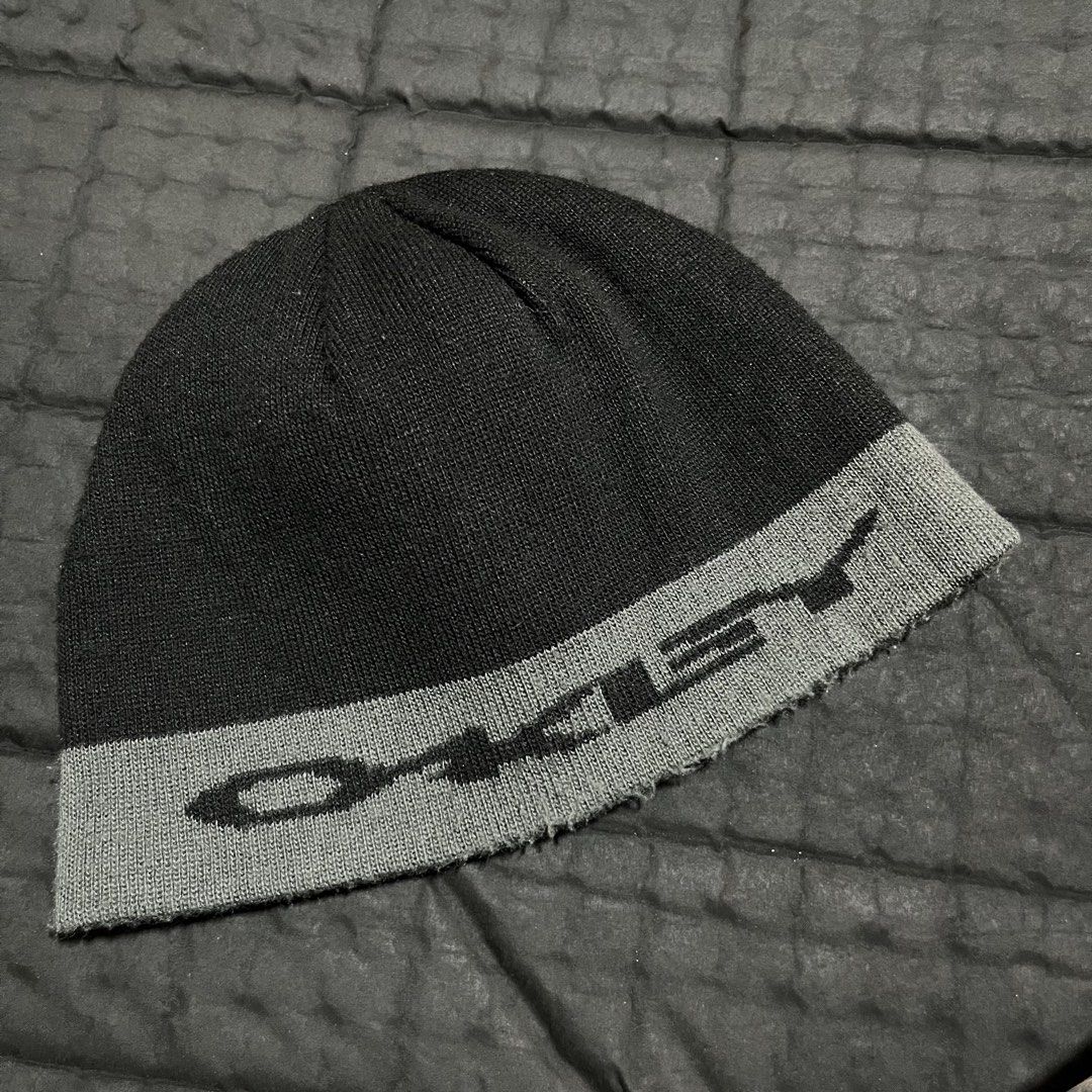 Oakley 90s Skull Cap (Category: Caps & Hats) located in Valencia. Submitted by bordzsthrift (Listing ID 1461233552, Image 2). Description: Exellent Condition No scratches or holes .