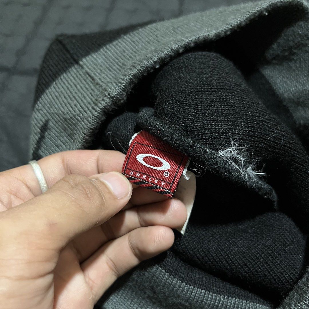 Oakley 90s Skull Cap (Category: Caps & Hats) located in Valencia. Submitted by bordzsthrift (Listing ID 1461233552, Image 3). Description: Exellent Condition No scratches or holes .