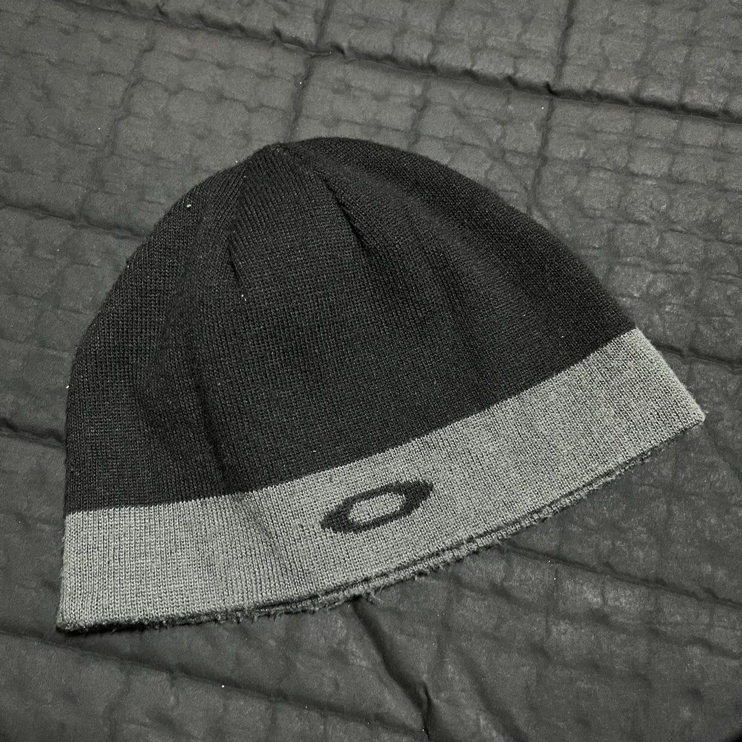 Oakley 90s Skull Cap (Category: Caps & Hats) located in Valencia. Submitted by bordzsthrift (Listing ID 1461233552, Image 1). Description: Exellent Condition No scratches or holes .