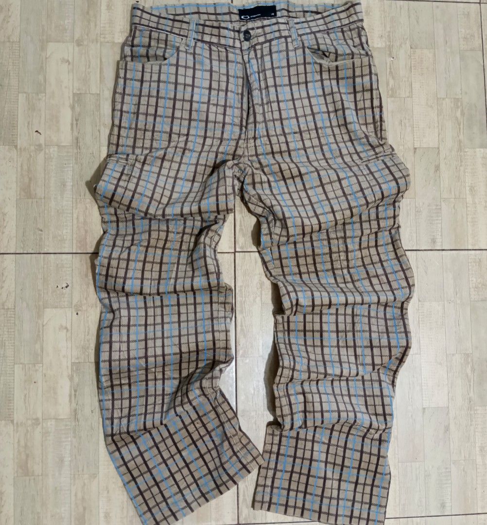 Oakley corduroy Plaid Pants (Category: Trousers) located in General Santos City (Dadiangas). Submitted by silvervintage77 (Listing ID 1461244024, Image 1). Description: Oakley corduroy Plaid Pants Excellent 9.8/10 color rate Size 36 Length 45 Leg opening 9.5.