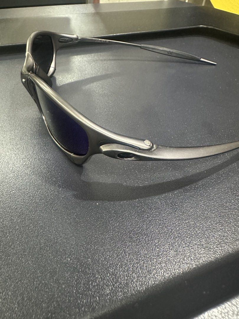 Oakley Juliet 1.0 X-Metal (Category: Sunglasses & Eyewear) located in Bacolod City. Submitted by 2k.archives (Listing ID 1461244656, Image 3). Description: Likenew No Scratches Polarized Lens Metal Frame Heavy Weight Made in USA.