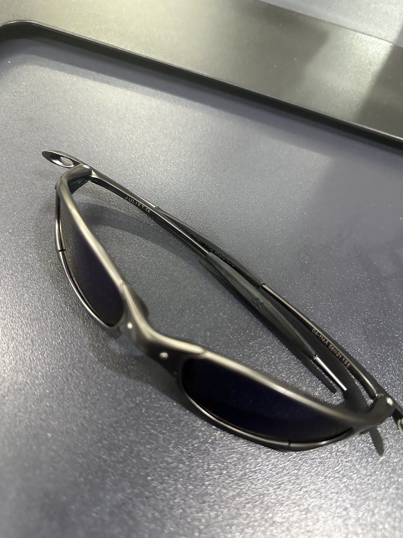 Oakley Juliet 1.0 X-Metal (Category: Sunglasses & Eyewear) located in Bacolod City. Submitted by 2k.archives (Listing ID 1461244656, Image 2). Description: Likenew No Scratches Polarized Lens Metal Frame Heavy Weight Made in USA.