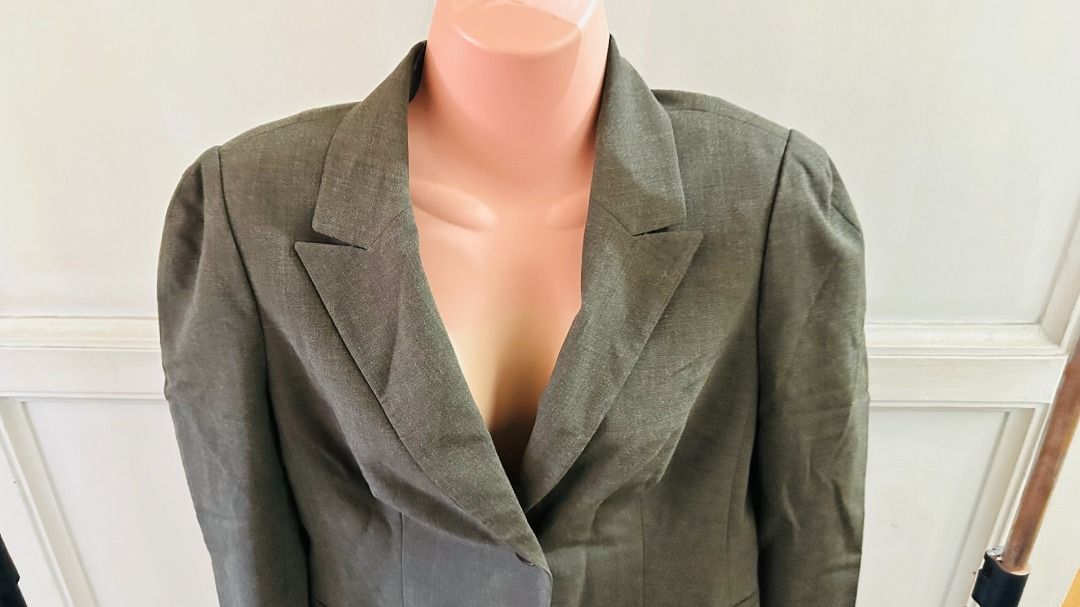 Office Corporate Dark Grey Single Button Blazer (Category: Coats, Jackets and Outerwear) located in Cebu City. Submitted by annaincebu (Listing ID 1461264887, Image 2). Description: 👕 ✅ MEASUREMENTS: Length: 23 inches Width: 17 inches Sleeves: 19 inches 📦 DELIVERY: Maxim COD (within Cebu) or LBC or JRS Express (outside Cebu) ✅ NOTES: - Pleated back - Puffed sleeve - Classic dark green blazer - Single button front closure - Stylish lapel collar 