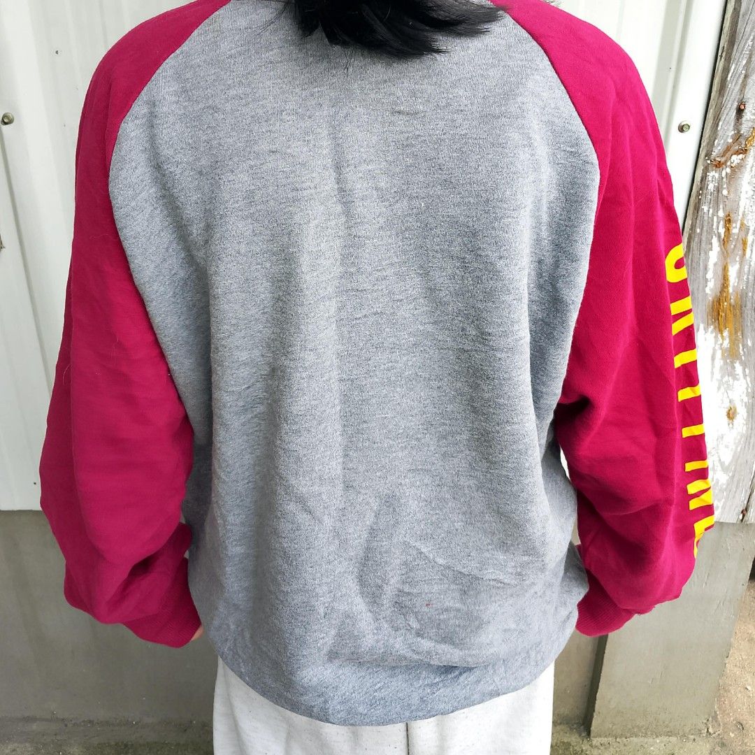 OFFICIAL Universal Studios Harry Potter Gryffindor Two-Tone Raglan Sweatshirt (Category: Coats, Jackets and Outerwear) located in Baguio. Submitted by thrifty_rackd (Listing ID 1461284626, Image 2). Description: OFFICIAL UNIVERSAL STUDIOS HARRY POTTER GRYFFINDOR SWEATSHIRT Authentic theme park exclusive merch purchased directly from The Wizarding World of Harry Potter at Universal Studios! Features classic Gryffindor house colors (heather gray bo