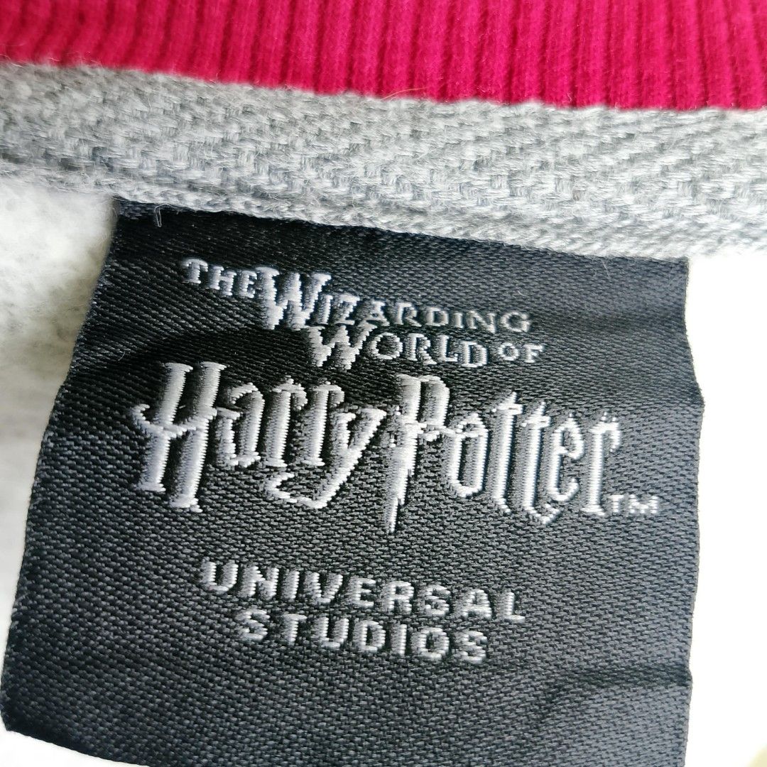 OFFICIAL Universal Studios Harry Potter Gryffindor Two-Tone Raglan Sweatshirt (Category: Coats, Jackets and Outerwear) located in Baguio. Submitted by thrifty_rackd (Listing ID 1461284626, Image 3). Description: OFFICIAL UNIVERSAL STUDIOS HARRY POTTER GRYFFINDOR SWEATSHIRT Authentic theme park exclusive merch purchased directly from The Wizarding World of Harry Potter at Universal Studios! Features classic Gryffindor house colors (heather gray bo