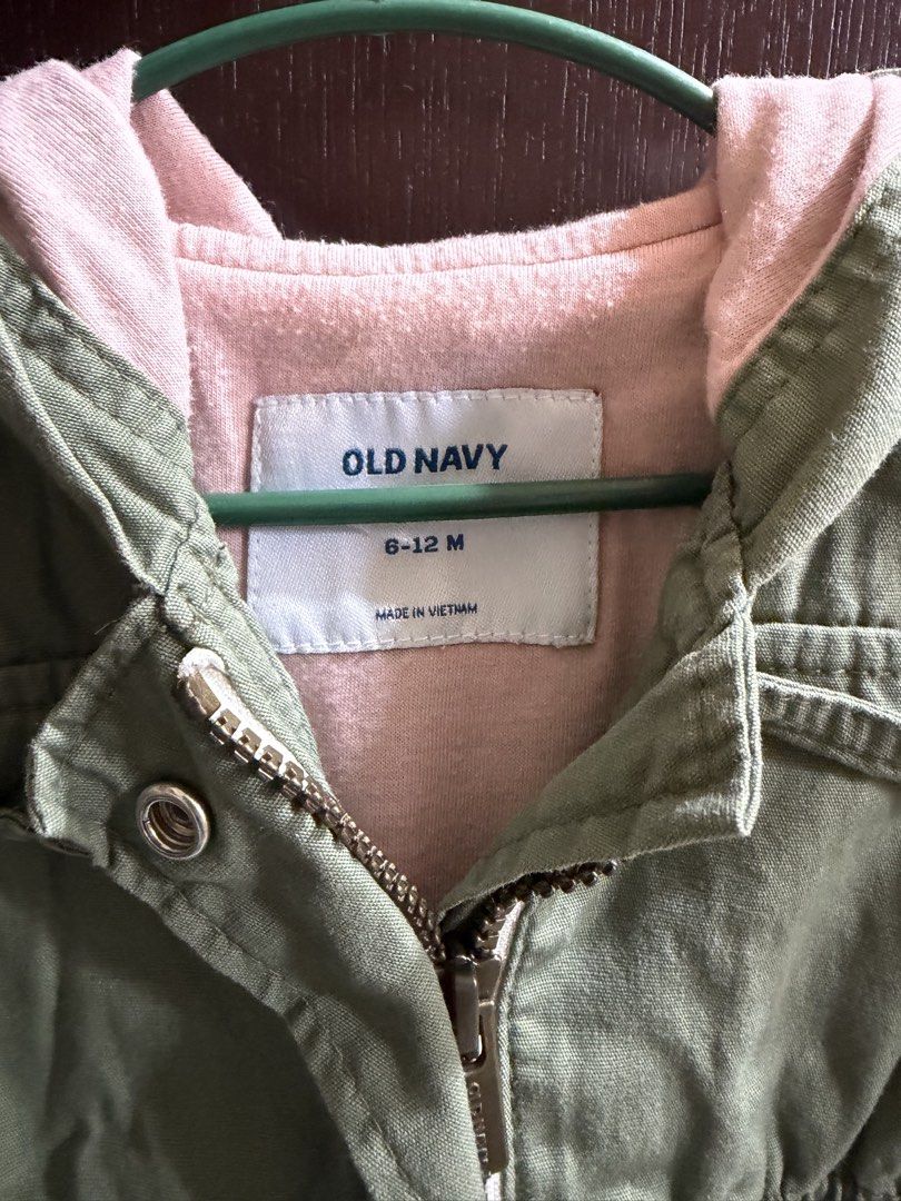 Old navy army green parka jacket (Category: Babies & Kids Fashion) located in Baguio. Submitted by streasurechest (Listing ID 1461143681, Image 2). Description: 6-12months on tag Army green color in actual No major flaws sa item Expect Signs of usage Baguio city loc .