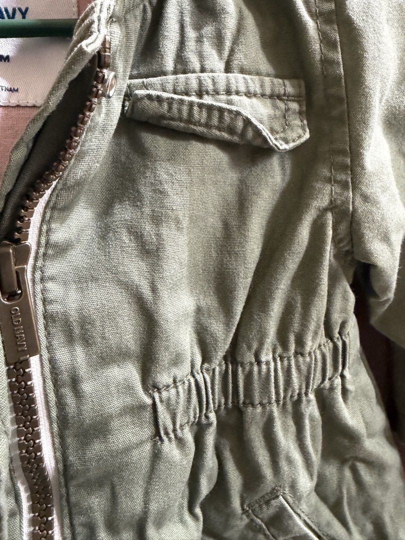 Old navy army green parka jacket (Category: Babies & Kids Fashion) located in Baguio. Submitted by streasurechest (Listing ID 1461143681, Image 3). Description: 6-12months on tag Army green color in actual No major flaws sa item Expect Signs of usage Baguio city loc .