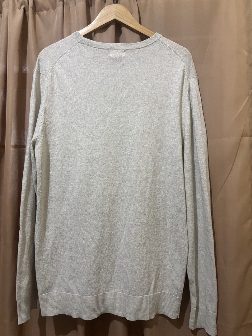 Old Navy Grey Crewneck Sweater Size L (Category: Coats, Jackets and Outerwear) located in Cavite. Submitted by jolz_16 (Listing ID 1461275371, Image 3). Description: Old Navy Grey crewneck sweater - size large on tag width - 21 length - 30.