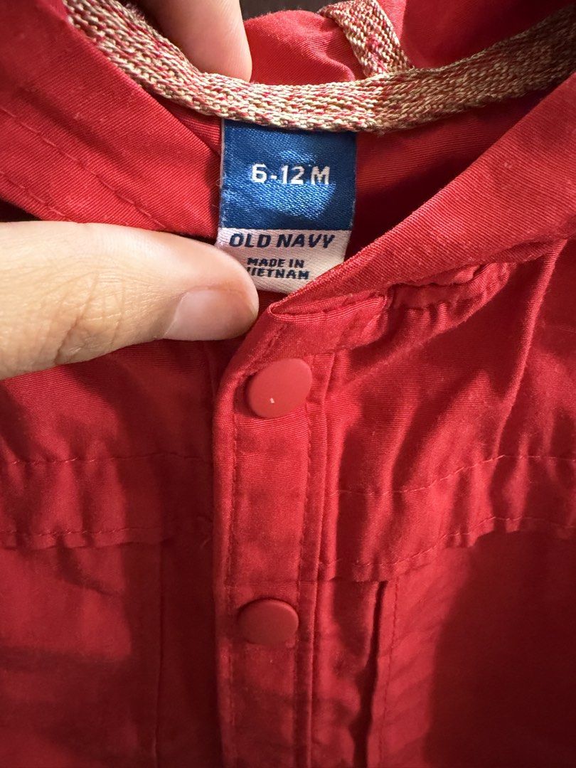 Old Navy Red Parka Jacket (Category: Babies & Kids Fashion) located in Baguio. Submitted by streasurechest (Listing ID 1461142793, Image 3). Description: Used 1-2x lang, hindi sya mabigat Para syang yung mga waterproof na jacket ang tela No flaws 6-12m on tag Pwd pang boy or girl Baguio City location .