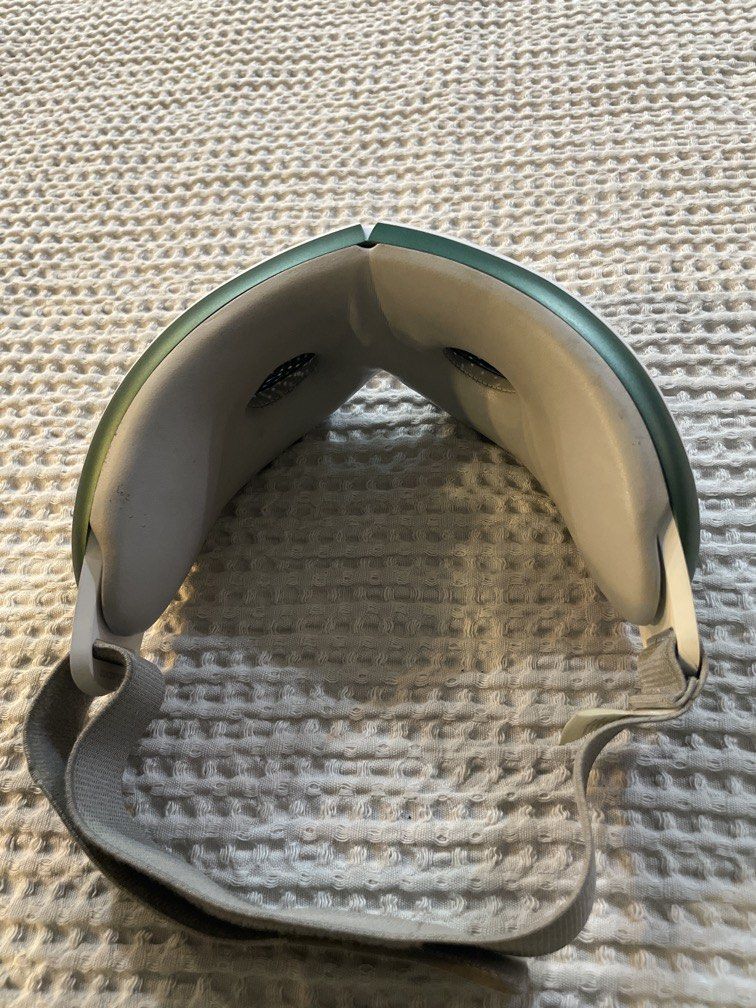 OlyLife Galaxy G-One smart eye massager (Category: Massage Devices) located in Las Pinas. Submitted by yourneighbortotoro (Listing ID 1461270395, Image 2). Description: OlyLife Galaxy G-One PEMF Smart Eye Massager — White & Emerald Green ✨ An advanced wearable eye care device combining 7.8Hz Pulsed Electromagnetic Field (PEMF) technology with 3D airbag kneading, vibration massage, and graphene warm compression to relieve eye strain and fatigue. �
