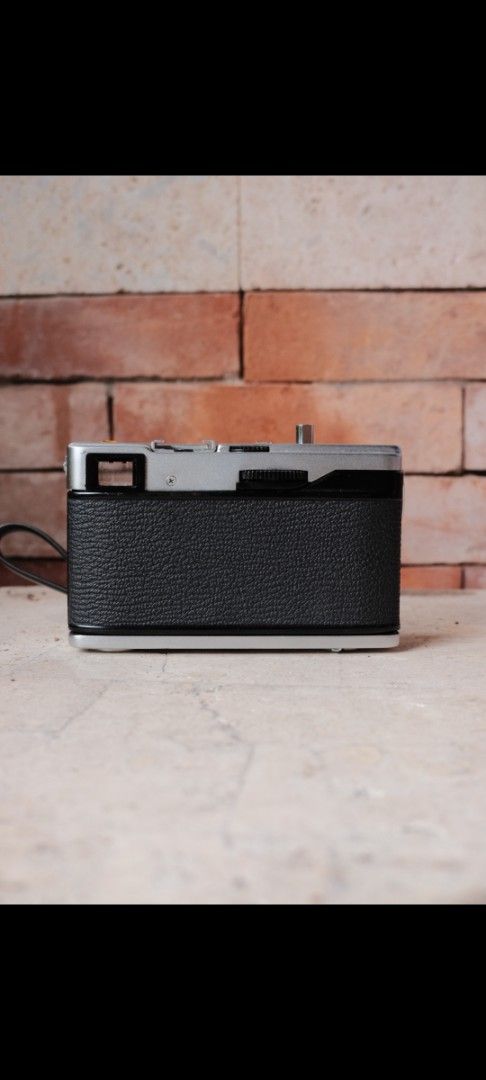 Olympus 35 EC Film Camera (Category: Cameras) located in Cebu City. Submitted by monts21 (Listing ID 1461179692, Image 2). Description: - Olympus 35 EC film camera - Comes with a strap and lens cap - Tested and confirmed working -Can send sample pictures, personal collection -Battery adaptor can be found in orange app -Can use LR44 battery -battery adaptor not included .