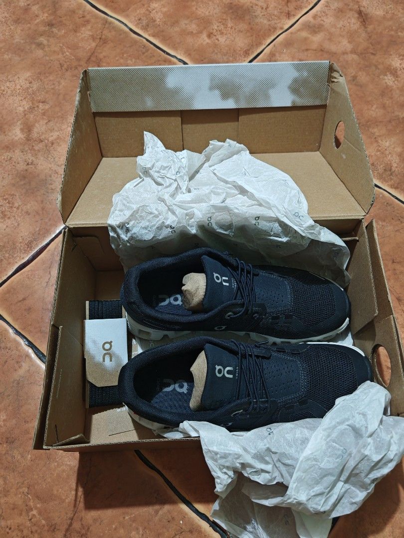 On Cloud 5 USW6.5 (Lightly Used) (Category: Sneakers) located in Quezon City. Submitted by mgtcy (Listing ID 1461266926, Image 2). Description: On Cloud 5 USW6.5 (Lightly Used) Bought in Tokyo Japan.