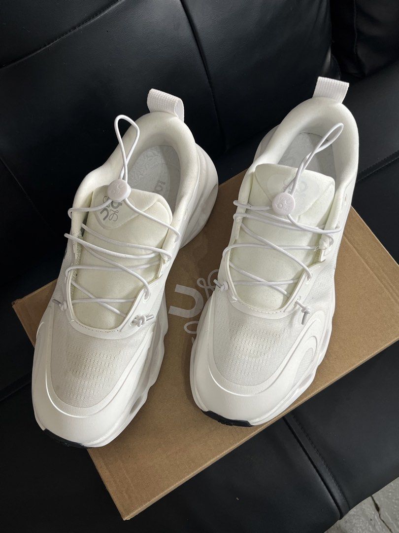 ON x LOEWE CLOUDSOLO SNEAKER (Category: Sneakers & Footwear) located in San Fernando. Submitted by archivalhighlights (Listing ID 1461241901, Image 1). Description: ON x LOEWE CLOUDSOLO SNEAKER White colorway Size:41 Inclusion:Box,extra laces logo detail pull tab lace-up fastening perforated detailing ridged rubber sole Composition Outer: Fabric 100% Lining: Fabric 100% Sole: Rubber 100%.