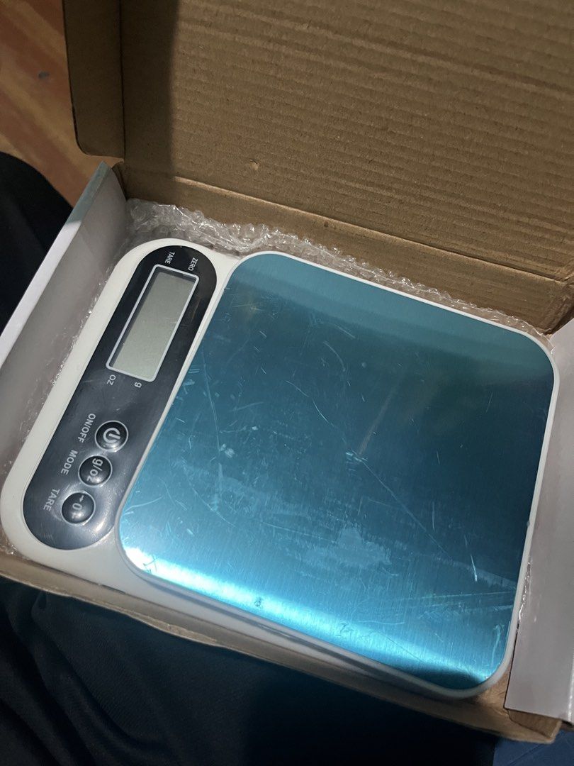 OOKAS LCD Electronic Weighing Scale (Category: Health Monitors & Weighing Scales) located in Manila. Submitted by missy.ct (Listing ID 1461247063, Image 2). Description: never used with free battery Rfs : di natuloy caldef 😆.