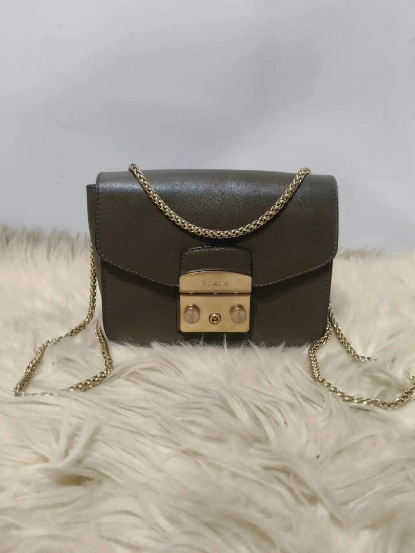 Original FURLA Metropolis (Category: Shoulder Bags) located in Caloocan City. Submitted by secondhand_shop2 (Listing ID 1461323168, Image 3). Description: Sale❗️Sale❗️Sale❗️ ₱ 1,880 Original FURLA Army Green small Pure genuine leather 📌First to pay.