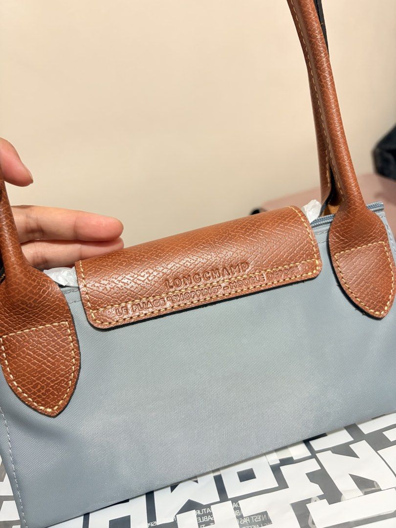 Original Longchamp Medium (Category: Luxury Bags & Wallets) located in Manila. Submitted by ramz19 (Listing ID 1461286754, Image 3). Description: Original money back guaranteed Bnew Medium size Can do meet up.