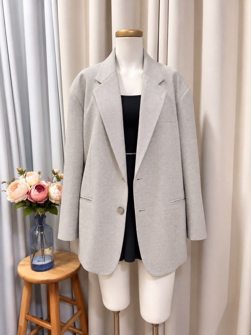 Oversized Cream White Lightweight Blazer (Category: Coats, Jackets and Outerwear) located in Taguig. Submitted by vm.co (Listing ID 1461305183, Image 1). Description: Perfect for: • Corporate office wear • Business travel • Smart casual outfits • Rainy or cool weather • Capsule wardrobe • Everyday sophisticated styling Condition: Appears to be in very good preloved condition with no visible major stains, tears, or discoloration in the photo. A li