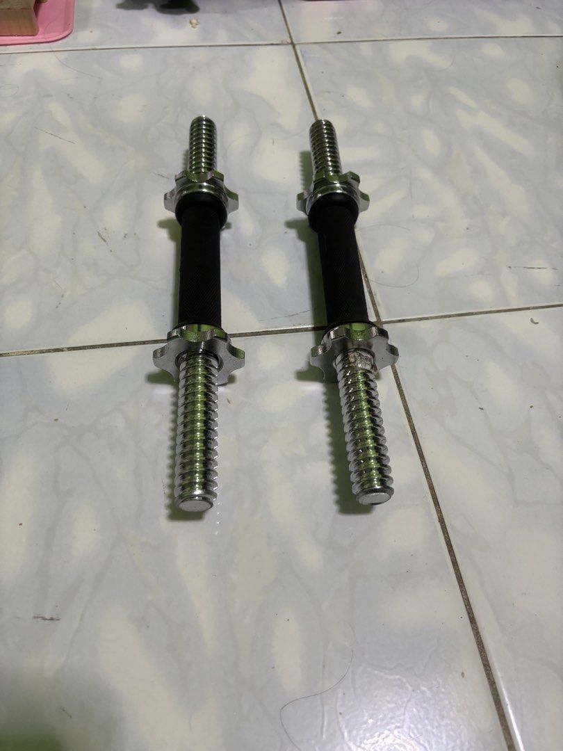 Pair of Dumbbell Bars with Spin-Lock Collars (Category: Weights & Dumbbells) located in Manila. Submitted by hahahshsgahsgajavsjsh (Listing ID 1461280841, Image 1). Description: 1 pair of dumbbell short bar.