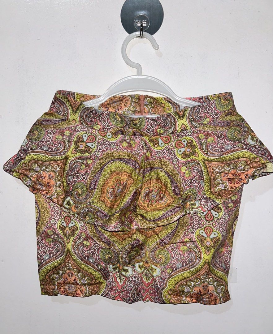 Paisley Print Ruffle Top (Category: Sleeveless) located in Palo. Submitted by kaleidoscope_676 (Listing ID 1461124667, Image 1). Description: - Eye-catching funky paisley print - Flattering ruffle detail at the front - Comfortable short sleeves - Easy back zipper closure - Versatile: great for casual outings or parties - Vibrant, head-turning colors.