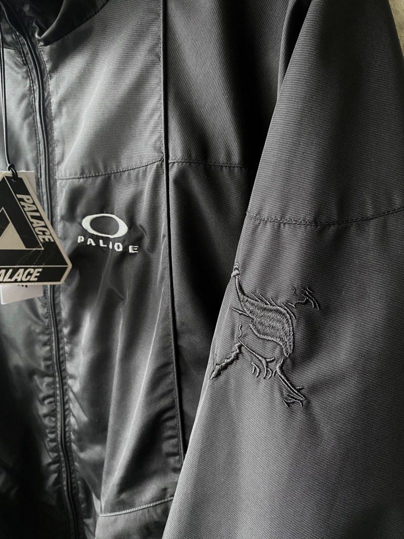 Palace x Oakley Nitrofuel Jacket S/S23 (Category: Coats, Jackets and Outerwear) located in Puerto Princesa. Submitted by midas24k (Listing ID 1461298769, Image 3). Description: Palace x Oakley Nitrofuel Jacket S/S23 Large 28.5 length 25.5 width Palace x Oakley Nitrofuel Jacket (Black) from the SS23 collab Technical shell featuring dual oversized utility pockets and co-branded details. Brand new with tags. ₱34,000 / $550 dm to purchase. Palawan, P