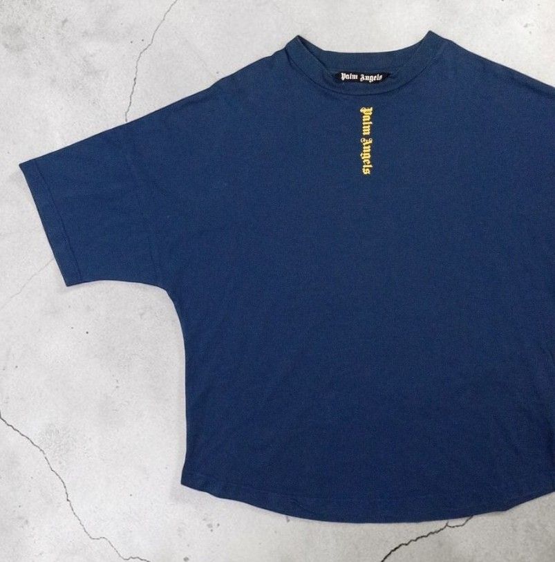 PALM ANGEL VERTICAL SCRIPT LOGO BATWING OVERSIZED TSHIRT (Category: Tshirts & Polo Shirts ) located in Manila. Submitted by kinstugi.pieces (Listing ID 1461307833, Image 2). Description: Sizes: L-Xl Mens Dimes: 26 inches, Width 31 inches, Shoulder 7 inches, Sleeve Length 28.5 inches, Length 23 inches, Hem Materials: 100% Origin: Portugal Authentic/Legit Color Rate: 10-10 Condition: 10-10 Presentable to Use Add Shipping fee.