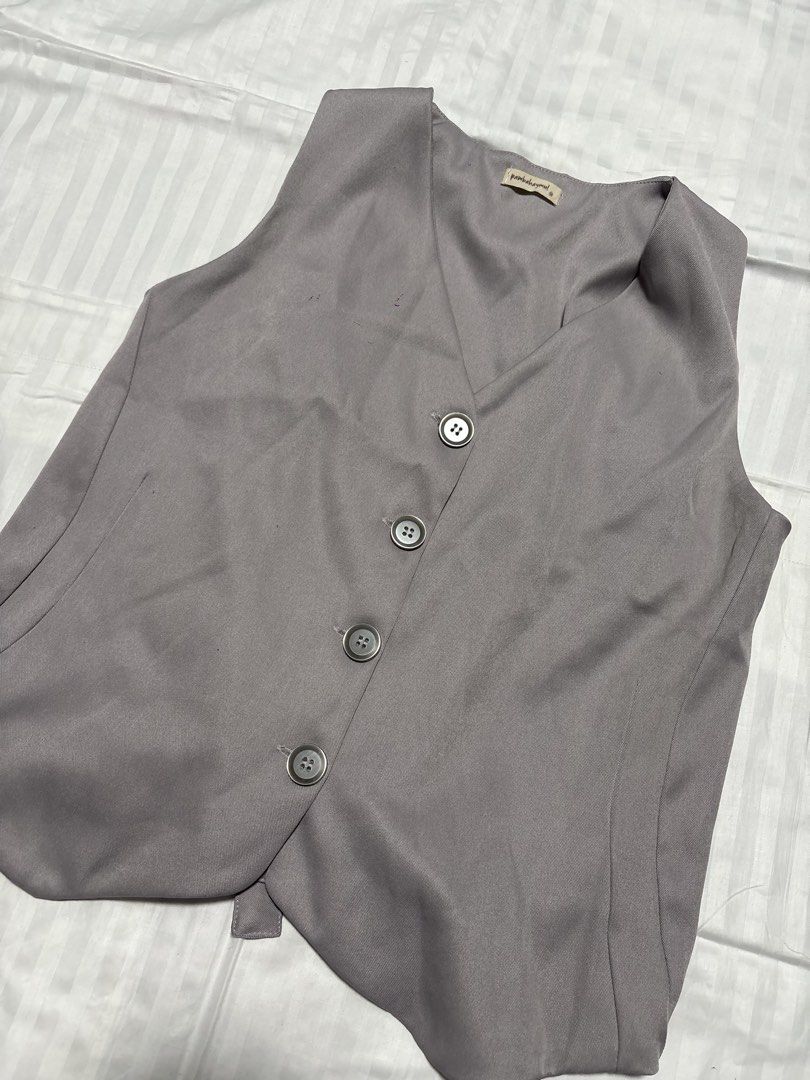 PambahayMNL Grey Button-Up Vest Size M (Category: Sleeveless) located in Pasay City. Submitted by nicoletlntn_ (Listing ID 1461230779, Image 1). Description: - Grey vest from Pambahayumul - Button-up front with four buttons - Adjustable strap at the back - Estimated size M - Ideal for layering.