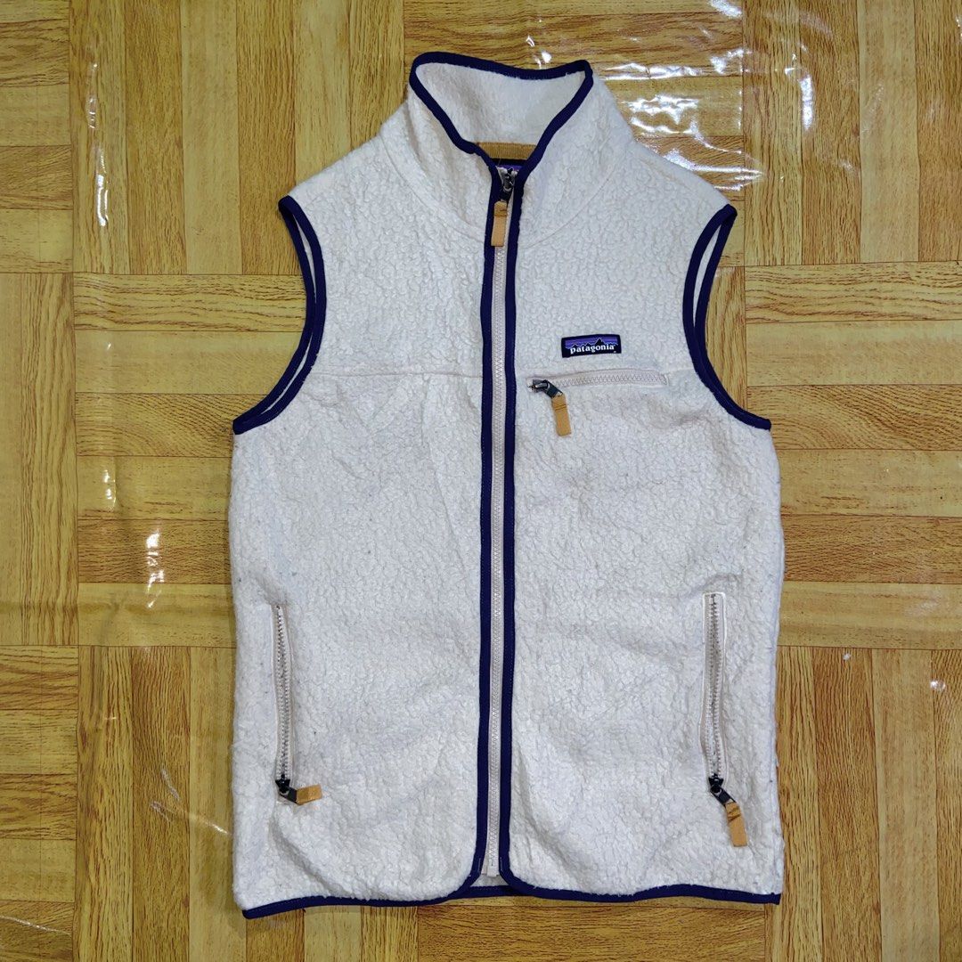 Patagonia Fleece Vest (Category: Activewear) located in Dasmarinas. Submitted by thrift2gems (Listing ID 1461248428, Image 1). Description: Patagonia Fleece Vest✨ -WIDTH: 18 -LENGTH: 25.5 -COLOR RATE: 9.5/10 -CONDITION: 9.5/10 -ISSUE: NONE.