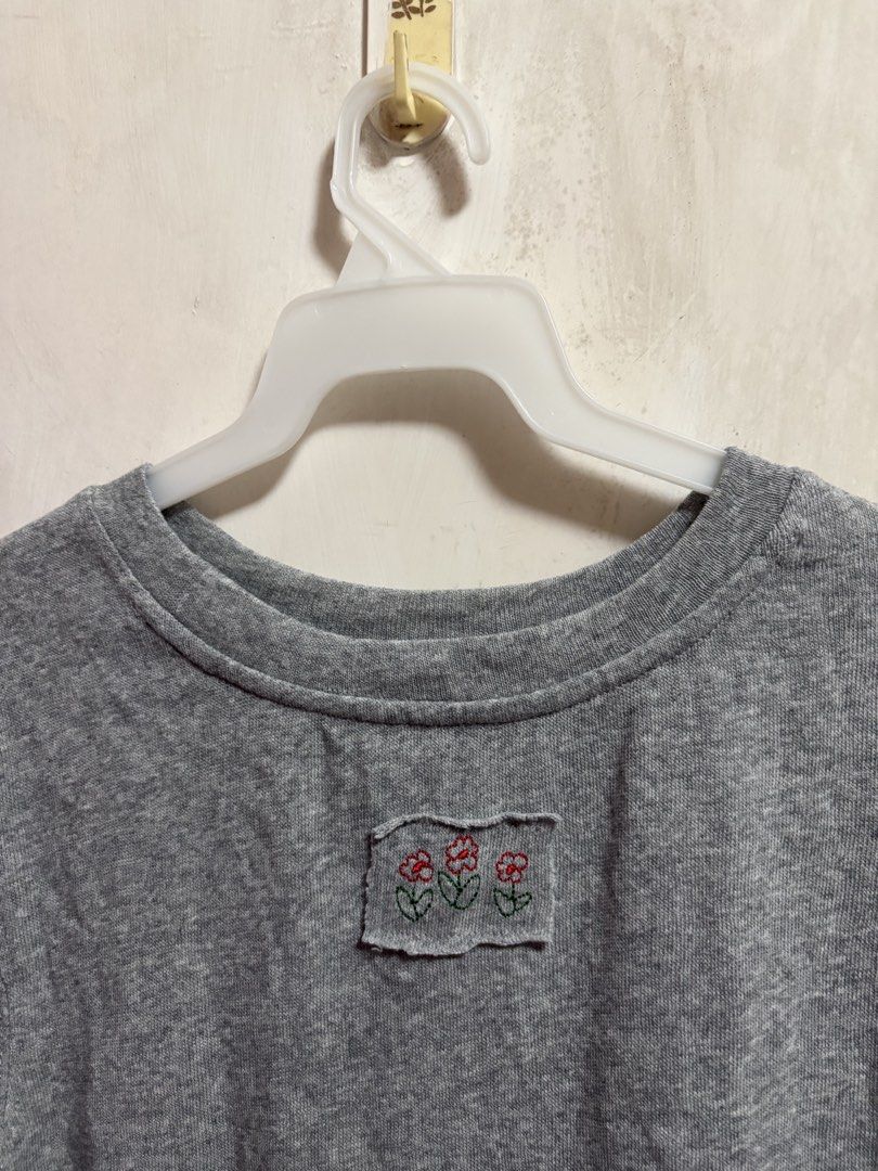 Patchwork Flower Tee （分類：T-shirt）位於 Hong Kong。 由 yanyi0905 提交（商品編號 1461279411，圖片 2）。簡介： Made in Korea Length 52-58cm Chest 90cm。