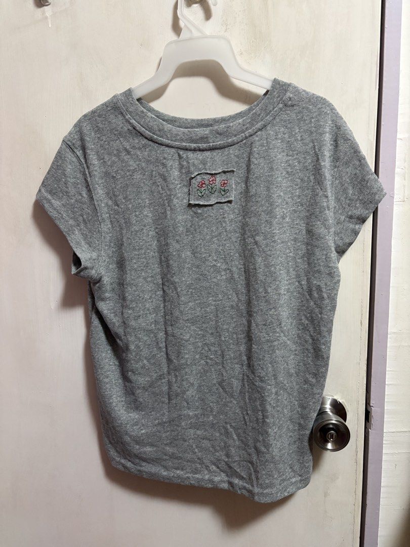 Patchwork Flower Tee （分類：T-shirt）位於 Hong Kong。 由 yanyi0905 提交（商品編號 1461279411，圖片 1）。簡介： Made in Korea Length 52-58cm Chest 90cm。