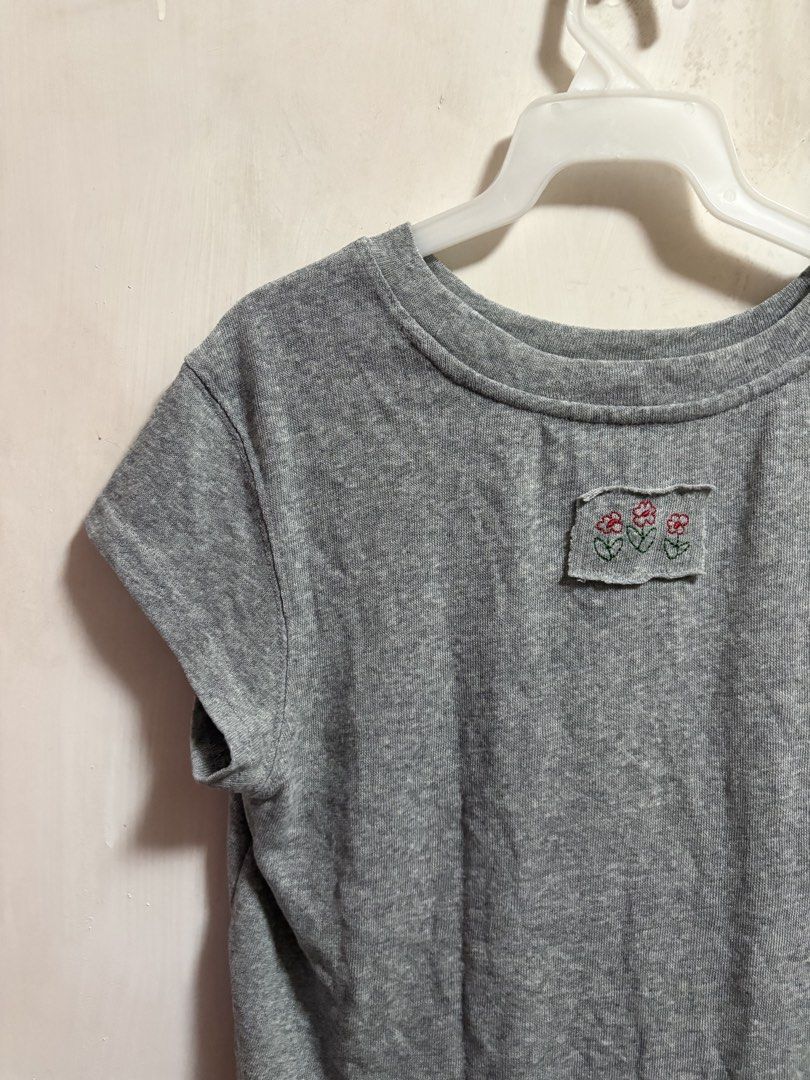 Patchwork Flower Tee （分類：T-shirt）位於 Hong Kong。 由 yanyi0905 提交（商品編號 1461279411，圖片 4）。簡介： Made in Korea Length 52-58cm Chest 90cm。