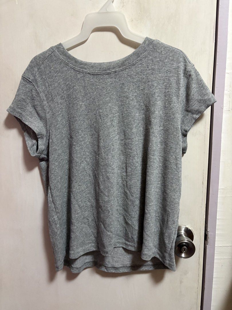 Patchwork Flower Tee （分類：T-shirt）位於 Hong Kong。 由 yanyi0905 提交（商品編號 1461279411，圖片 6）。簡介： Made in Korea Length 52-58cm Chest 90cm。