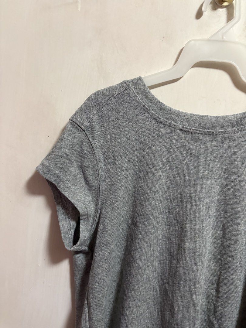 Patchwork Flower Tee （分類：T-shirt）位於 Hong Kong。 由 yanyi0905 提交（商品編號 1461279411，圖片 9）。簡介： Made in Korea Length 52-58cm Chest 90cm。