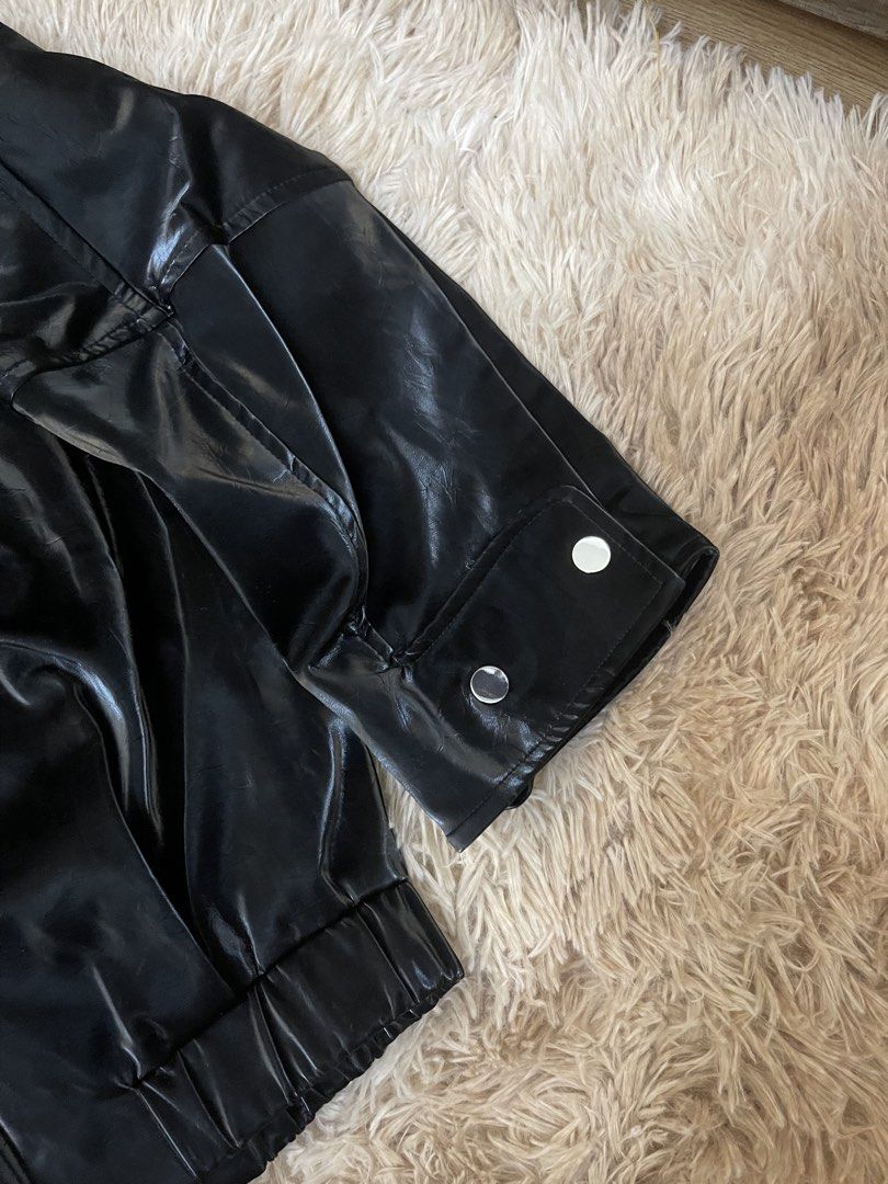 PATENT/SHINY LEATHER JACKET (Category: Coats, Jackets and Outerwear) located in Concepcion. Submitted by wowsinigangmix (Listing ID 1461261494, Image 2). Description: SHINY/PATENT LEATHER JACKET COLOR BLACK FITS MEDIUM TO LARGE.