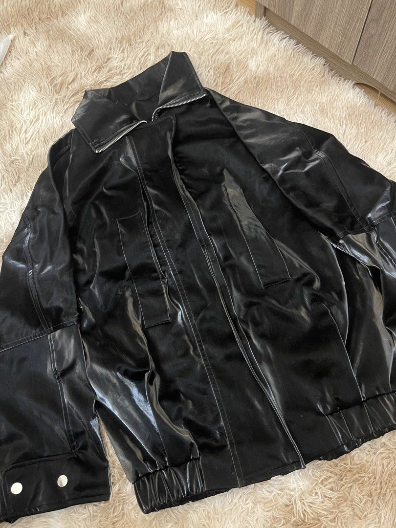 PATENT/SHINY LEATHER JACKET (Category: Coats, Jackets and Outerwear) located in Concepcion. Submitted by wowsinigangmix (Listing ID 1461261494, Image 1). Description: SHINY/PATENT LEATHER JACKET COLOR BLACK FITS MEDIUM TO LARGE.
