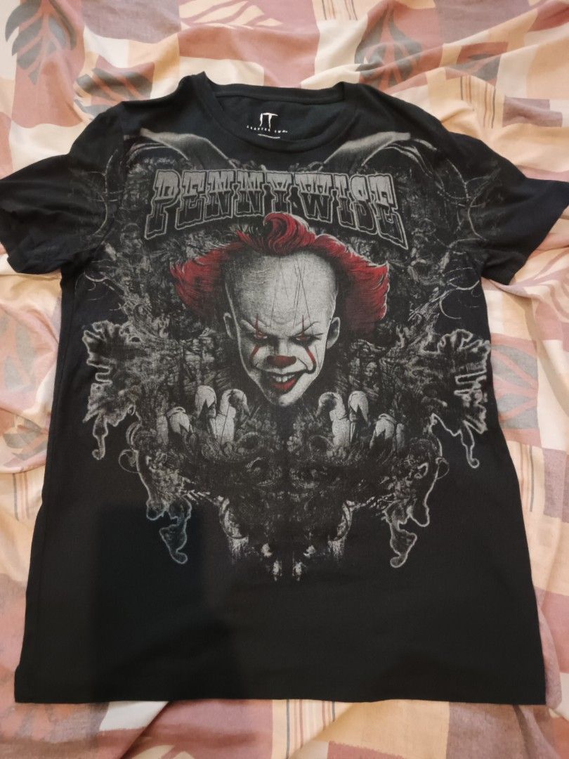 Pennywise graphic tee (Category: Activewear) located in Odiongan. Submitted by thriftngo26 (Listing ID 1461228515, Image 1). Description: penny wise graphic tee.